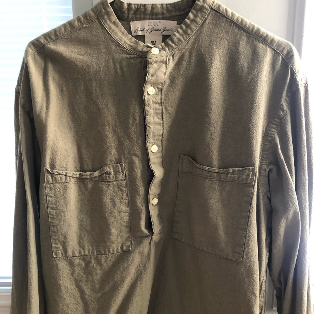 Long sleeve dress shirt.